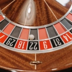 Колесо рулетки в казино с шариком и игровым полем для ставок