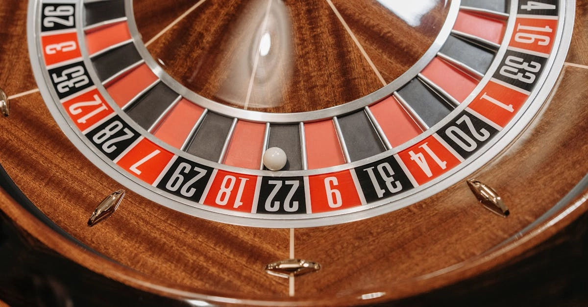 Колесо рулетки в казино с шариком и игровым полем для ставок