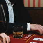 Игра в блэкджек за столом казино с картами и фишками