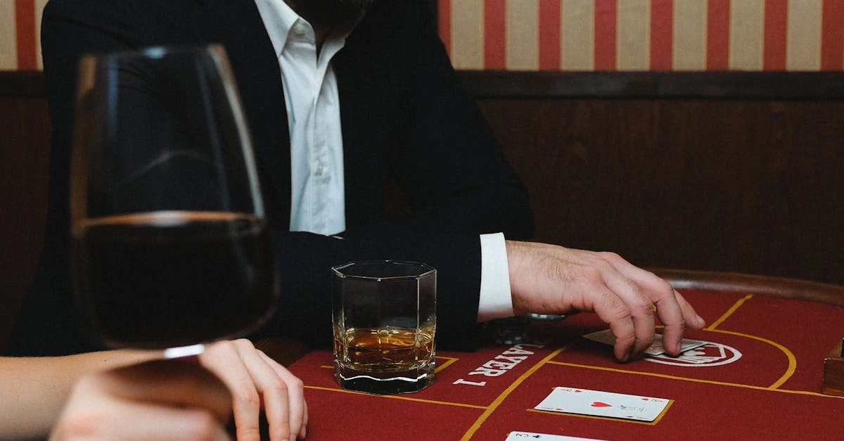 Игра в блэкджек за столом казино с картами и фишками